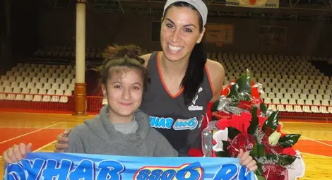 Феновете посрещнаха вълнуващо любимката си Кристина Сантяго