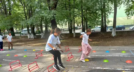 Спазвам правилата за безопасно движение - състезание по безопасност на движението в училище "Възраждане" в Русе Спазвам правилата за безопасно движение - състезание по безопасност на движението в училище "Възраждане" в Русе