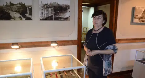 Уредничката Искра Тодоровя представя експонатите в изложбата.                                                          Снимка: Красимир СТОЯНОВ