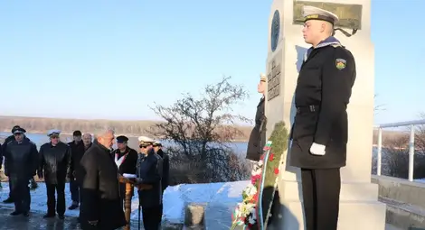 Висшето военноморско училище отбеляза 145 години от създаването си  с тържествена церемония пред Паметника на моряка в Русе