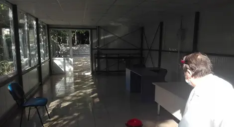 Санитарки в &bdquo;Канев&ldquo; извършват последни приготовления на триажния пункт. Снимка: Авторът