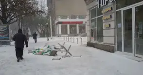 Десетки населени места останаха без ток в първия истински зимен ден