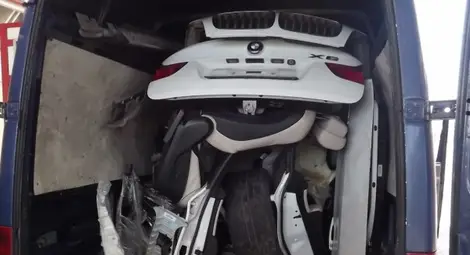Румънец разфасова BMW X6 и го напъха в бус