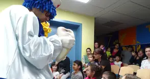 Рисунки и спектакъл подариха куклениците на болни дечица