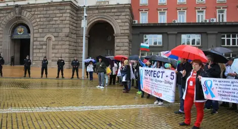 Протестиращите милосърдни сестри обмислят колективни оставки