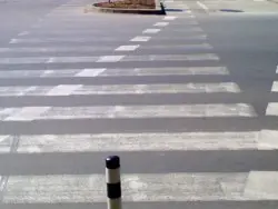 Син нисан едва не сгазил деца на пешеходна пътека