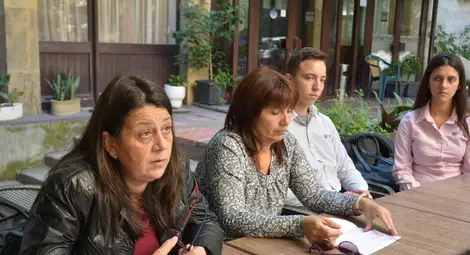 Директорката на гимназията по туризъм Ренета Вълева / първата вляво/ обясни регламента на тазгодишното кулинарно състезание. 				        Снимка: Бисер ТОДОРОВ