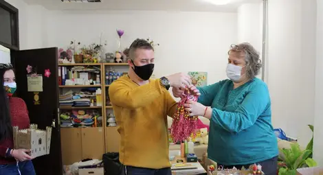 Богдан Донев от &bdquo;Играорци&ldquo; и директорката на ОДУ &bdquo;Слънчо&ldquo; Милена Неделчева.                                    Снимка: &bdquo;Играорци&ldquo; 