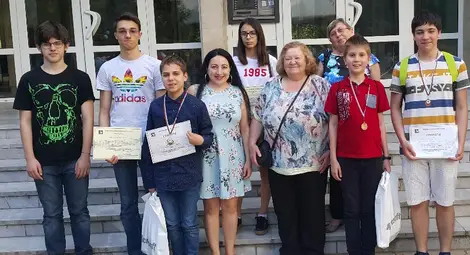 Отборът победители заедно със своите ръководители.                                   Снимка: Личен архив