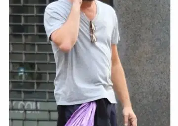 Леонардо ди Каприо лансира нов тренд, вместо чанта носи плик за боклук