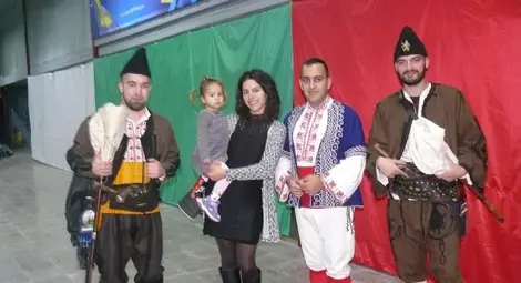 Малката Лори с майка си и част от участниците в Хоротеката. Снимка: Фейсбук