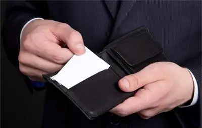 Полицай намери и върна портфейл с над 2000 лева