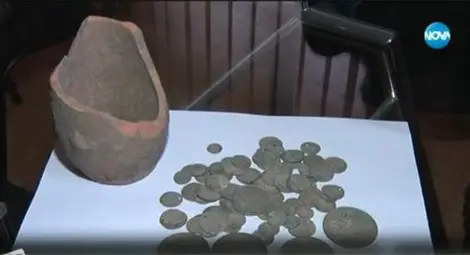 Тракторист намери гърне със сребърни монети и го даде на музей /галерия/