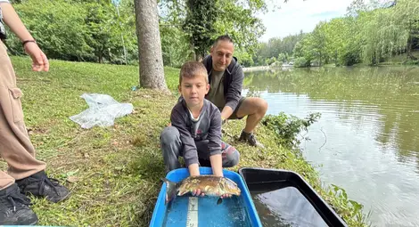 13-годишен рибар спечели турнира &bdquo;Мама, татко и аз&ldquo; с 3,300-килограмов амур на езерото с лилиите в Николово