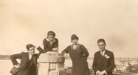 Групова снимка на русенци до голямата колона.