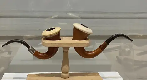 Преподавател в университета показва над 100 свои лули в изложба в музея