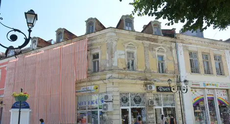 Реставрират фасадата на паметник на културата срещу Цигуларчето