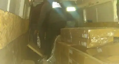 В микробуса върху увитите с найлон сандъци с мигрантите били наредени кашони. Снимка: Утро В микробуса върху увитите с найлон сандъци с мигрантите били наредени кашони. Снимка: Утро