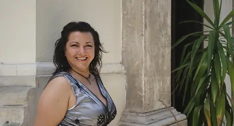 Мецосопраното Андреана Николова  пее партията на драматичната Азучена