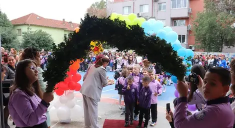 Блокчета, цветни моливи и игри от областния управител за първокласници