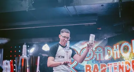 Русенски майстор на коктейлите забавлява клиенти и мечтае за титли в Лондон Русенски майстор на коктейлите забавлява клиенти и мечтае за титли в Лондон