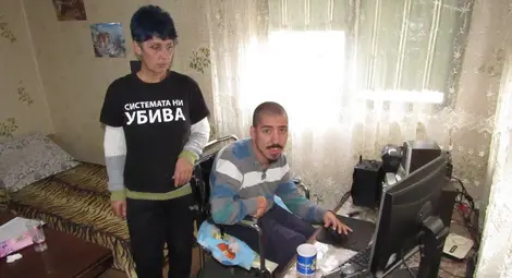 31-годишният Светльо с майка си Маргарита Манолова. Снимка: Русе Медиа