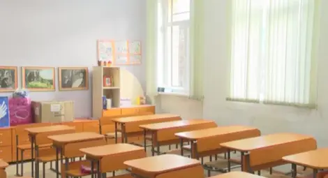 Присъствено ще учат по 5 випуска от прогимназиален и гимназиален етап едновременно