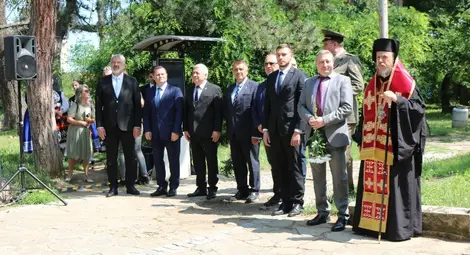 Русе почете Ботев и падналите за свободата на България пред Мемориала на загиналите във войните Русе почете Ботев и падналите за свободата на България пред Мемориала на загиналите във войните