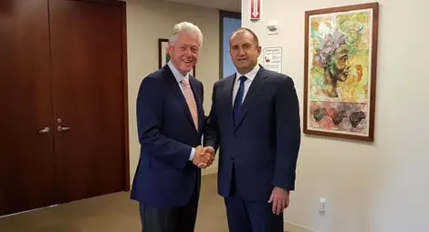 Радев се срещна с Бил Клинтън, покани го в България