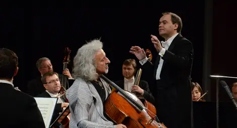 Миша Майски предизвика взрив от аплодисменти в Доходното Миша Майски предизвика взрив от аплодисменти в Доходното