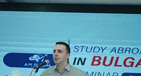 Станислав Бонев говори пред младата аудитория.