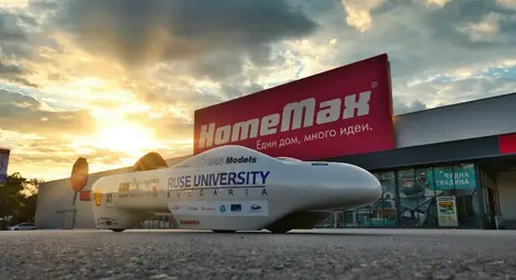 Електрическият болид също има амбиции за предно класиране. 