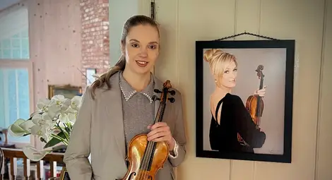 Цигуларката Зорница Иларионова получава безценен инструмент Enrico Ceruti от 1875 г.