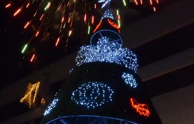 Джуджета и мажоретки доведоха загубилия се Дядо Коледа