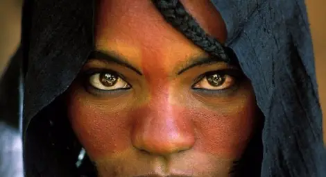 Жените на туарегите и техните мъже с покрити лица