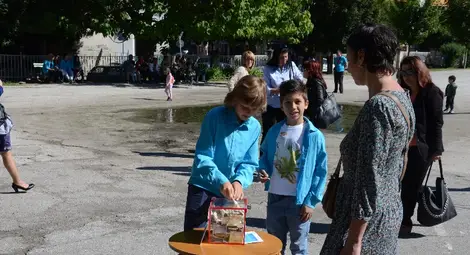 Деца и родители напълниха урната за болния Преско.  Снимка: Красимир СТОЯНОВ