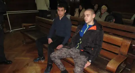 Деян Цветанов /на преден план/ се надява на по-ниско наказание, Николай Василев приема присъдата си и не я обжалва.  Снимка: Архив