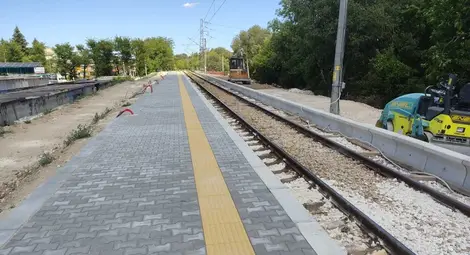 Един от новите перони на жп спирката до университета вече се използва