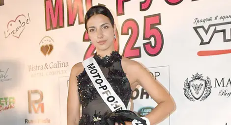 Лицето на &bdquo;Мото-Пфое&ldquo; Десислава Георгиева получи вчера специалната си награда в шоурума на компанията на бул. &bdquo;Липник&ldquo; 77 от търговеца на леки автомобили &bdquo;Форд&ldquo; Добрин Каменов.