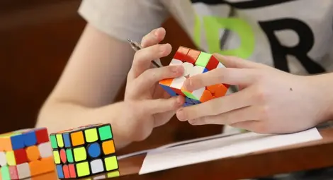 Правят филм за Кубчето на Рубик