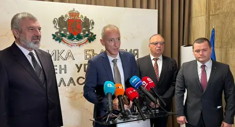 Агресията и борбата със зависимостите бе във фокуса на среща между областния управител Драгомир Драганов и министъра на образованието и науката Красимир Вълчев Агресията и борбата със зависимостите бе във фокуса на среща между областния управител Драгомир Драганов и министъра на образованието и науката Красимир Вълчев