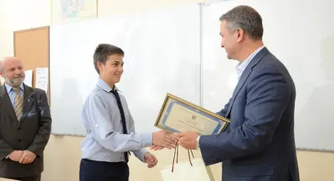 Пламен Бобоков подари 15 супер компютъра на Математическата