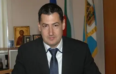 Строшиха джипа на пловдивския кмет пред общината