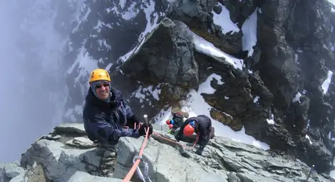 Разследващ полицай се бори със страха си от високо с алпинизъм