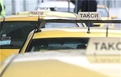 Непълнолетни заплашиха посред нощ шофьор на такси с нож, задигнаха 180 лева