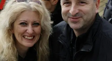 Съпругът на починалата докато чака линейка Елизабет: Искам лекарите да страдат така, както аз и 15-годишната ни дъщеря