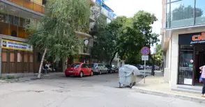 „Паркиран“ на кръстовище контейнер дебне разсеяни шофьори