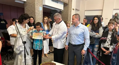 12-годишната Александра Барбова грабна наградата на кмета на Русе със своята торта Гараш с бял шоколад /галерия/