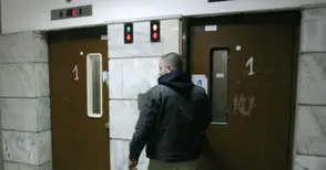 Погват асансьорните  техници за укрити обороти