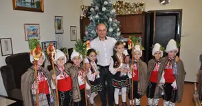 Коледарчета от „Чучулига“ наричаха за здраве на кмета